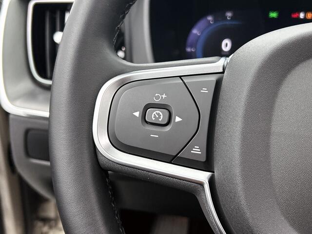 Volvo XC60 2.0 T6 Plug-in hybrid AWD Core Bright Pano, Carplay