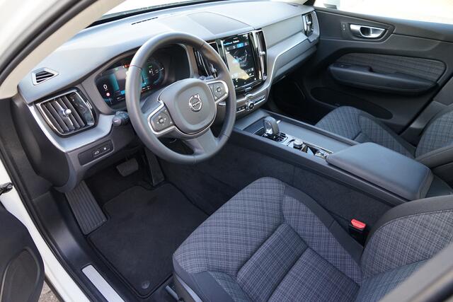 Volvo XC60 2.0 T6 Plug-in hybrid AWD Core Bright Pano, Carplay