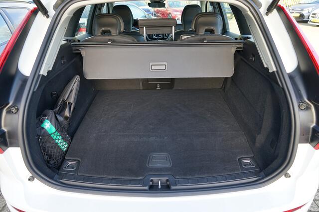 Volvo XC60 2.0 T6 Plug-in hybrid AWD Core Bright Pano, Carplay