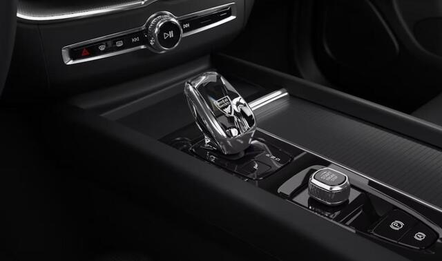 Volvo XC60 2.0 T8 Plug-in hybrid AWD Ultra Black Edition | Lounge Pack | Bowers & Wilkins | 22" | Luchtvering | Massage | Head-Up Display | Leder Dashboard | Adaptive Cruise | Stoel & Stuurverwarming |