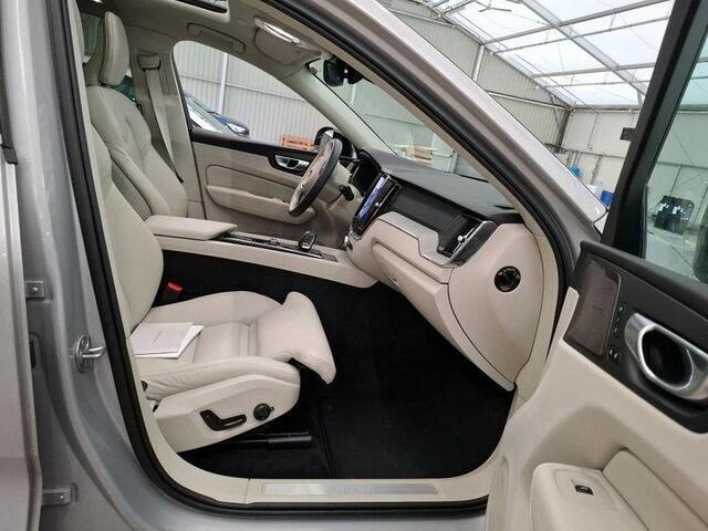 Volvo XC60 2.0 T6 Plug-in hybrid AWD Ultimate Bright | Trekhaak | Adaptive cruise control | Head-up display | Harman/Kardon audio | Dode hoek detectie BLIS | Stoelverwarming voor + achter | Stuurverwarming | Elektrische stoelverstelling |