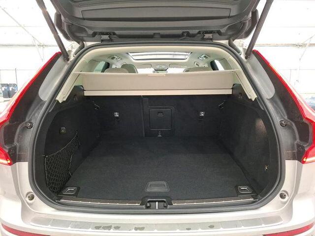 Volvo XC60 2.0 T6 Plug-in hybrid AWD Ultimate Bright | Trekhaak | Adaptive cruise control | Head-up display | Harman/Kardon audio | Dode hoek detectie BLIS | Stoelverwarming voor + achter | Stuurverwarming | Elektrische stoelverstelling |