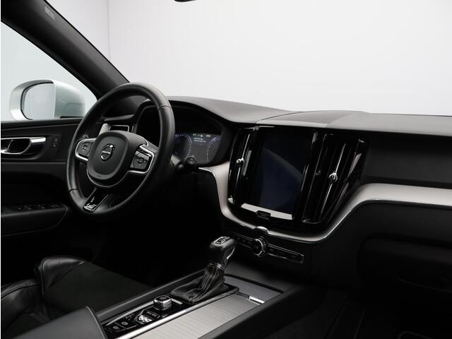 Volvo XC60 2.0 T4 R-Design / Trekhaak / Stoelverwarming / Sportstoelen / Elektrische Achterklep / Getint Glas / Cruise Control / Carplay / Sportstoelen /