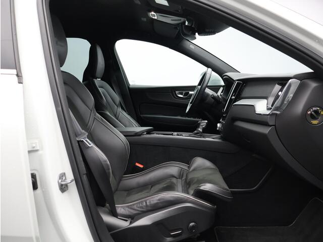 Volvo XC60 2.0 T4 R-Design / Trekhaak / Stoelverwarming / Sportstoelen / Elektrische Achterklep / Getint Glas / Cruise Control / Carplay / Sportstoelen /