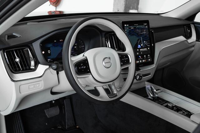 Volvo XC60 T6 Plug-in hybrid AWD Plus Dark | Harman Kardon Premium Audio | Blond Lederen Bekleding | Nieuw Model | 20'' Lichtmetalen Velgen | Head-Up Display | Panoramadak | 360° Parkeercamera | Parkeersensoren voor + achter