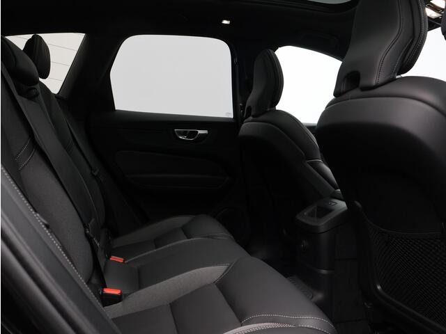 Volvo XC60 2.0 T8 Plug-in hybrid AWD Ultra Black Edition / Luchtvering / Head up display. / Trekhaak / Pan. dak / Harman Kardon / Stoel+stuur+achterbankverwarming
