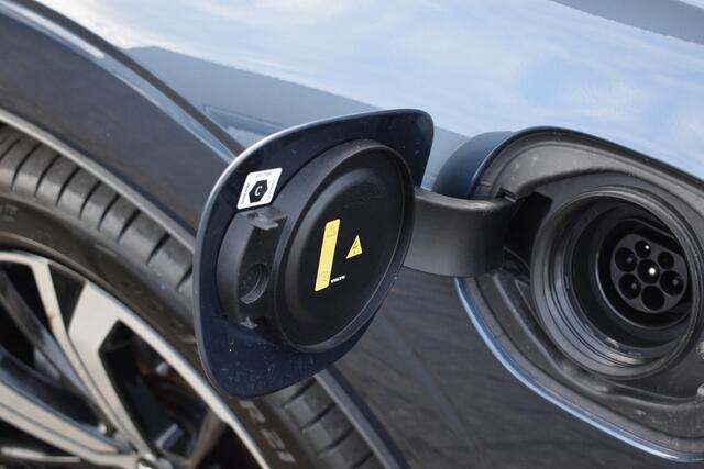 Volvo XC60 T8 AWD 455PK Plug-in Hybrid Ultra Dark | Bowers & Wilkins | Luchtvering | HUD | Massage | Trekhaak |