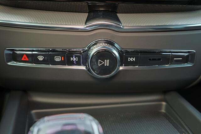 Volvo XC60 T6 Recharge AWD Plus Black Edition - Panorama/schuifdak - IntelliSafe Assist & Surround - 360º Camera - Harman/Kardon audio - Adaptieve LED koplampen - Verwarmde voorstoelen, stuur & achterbank - Parkeersensoren voor & achter - Elektr. bedienb. voorstoele