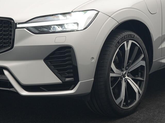 Volvo XC60 T6 AWD R-Design Plug In Hybrid 350pk Dealer O.H. PHEV | Luchtvering | Trekhaak Af Fabriek | Panodak | Head Up | Adaptive Cruise | 360 Camera | Lederen Sportstoelen Massage & Ventilatie & Memory | Google Assistent | Apple Carplay | 21"L.M |