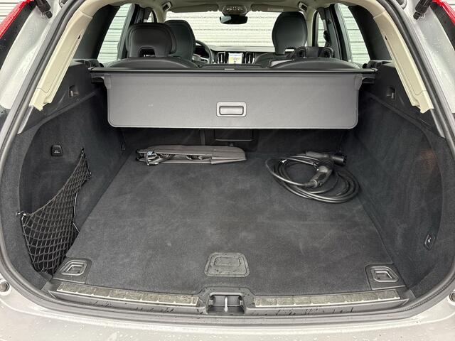 Volvo XC60 T6 Plug-in hybrid AWD Plus Dark / 360 camera / all season banden / Panoramadak / semi-elektrische trekhaak /