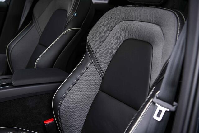 Volvo XC60 2.0 T6 Plug-in hybrid AWD Plus Black Edition | Panoramadak | 360 camera | Head-up display | Luchtvering | 22" lichtmetalen velgen | Getint Glas | Harman Kardon audio | Keyless Entry | Adaptive Cruise Control | Premium pakket |