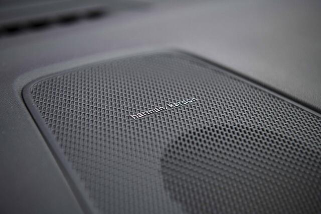 Volvo XC60 2.0 T6 Plug-in hybrid AWD Plus Black Edition | Panoramadak | 360 camera | Head-up display | Luchtvering | 22" lichtmetalen velgen | Getint Glas | Harman Kardon audio | Keyless Entry | Adaptive Cruise Control | Premium pakket |