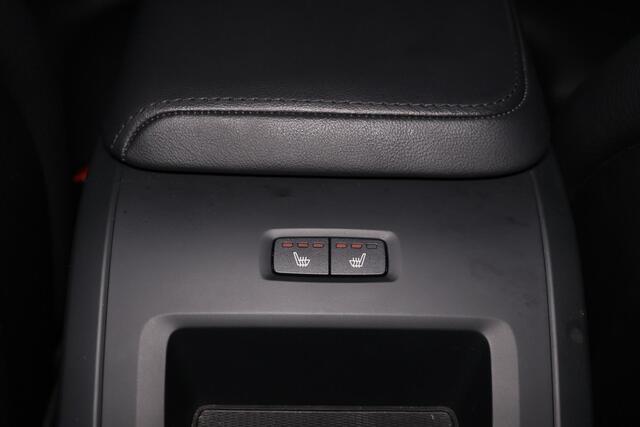 Volvo XC60 T6 Recharge AWD Plus Dark - Panorama/schuifdak - IntelliSafe Assist & Surround - 360º Camera - Harman/Kardon audio - Adaptieve LED koplampen - Verwarmde voorstoelen, stuur & achterbank - Parkeersensoren voor & achter - Elektr. bedienb. voorstoelen met geh