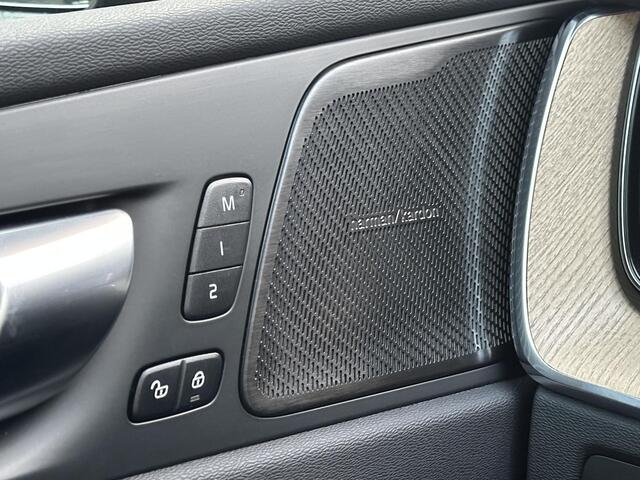 Volvo XC60 2.0 T6 Plug-in hybrid AWD Ultra Dark Display Gen. 2 / Panorama dak / Head-up display / Harman Kardon audio / Adaptieve Cruise control / Nordico bekleding / Stoel- en stuurverw./ elektr. stoelverst. / Full LED kopl. / Lederlook dashboard