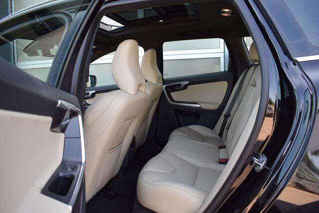 Volvo XC60 2.0 T5 FWD Polar+ OrigNL | Panoramadak | Trehaak | Leer | Nieuwstaat!