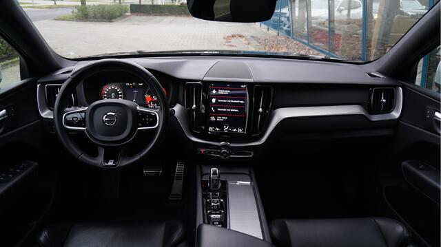Volvo XC60 2.0 T8 AWD 299kW/407pk Aut8 Twin Engine R-Design LUCHTVERING + PANORAMADAK + SPORTSTOELEN + LEDEREN BEKLEDING + CRUISE + SUBWOOFER + EL.TREKHAAK + STOELVERWARMING + LANE ASSIST + KEYLESS ENTRY&GO + CAMERA + PARKEERSENSOREN A + 21" LM-VELGEN!!