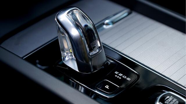 Volvo XC60 2.0 T8 AWD 299kW/407pk Aut8 Twin Engine R-Design LUCHTVERING + PANORAMADAK + SPORTSTOELEN + LEDEREN BEKLEDING + CRUISE + SUBWOOFER + EL.TREKHAAK + STOELVERWARMING + LANE ASSIST + KEYLESS ENTRY&GO + CAMERA + PARKEERSENSOREN A + 21" LM-VELGEN!!