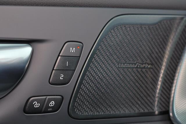 Volvo XC60 T6 Recharge AWD Ultra Black Edition - Panorama/schuifdak - IntelliSafe Assist & Surround - 360º Camera - Harman/Kardon audio - Adaptieve LED koplampen - Verwarmde voorstoelen, stuur & achterbank - Parkeersensoren voor & achter - Elektr. bedienb. voorstoel