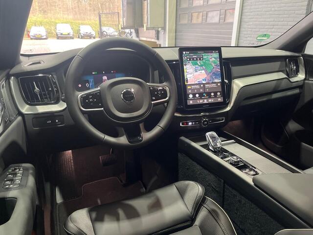 Volvo XC60 T6 Plug-in hybrid Plus Black Edition | FACELIFT | 360° Camera | Trekhaak | Panoramadak | ACC | Stoel+Stuurverwarming | 21 Inch