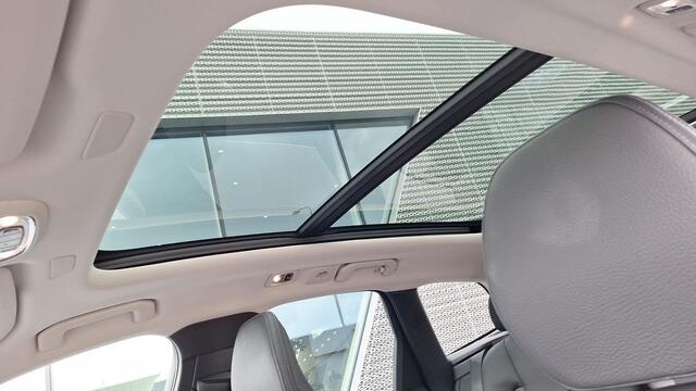 Volvo XC60 2.0 B5 Momentum Exclusive / Panoramadak / Harman Kardon / Stoelverwarming
