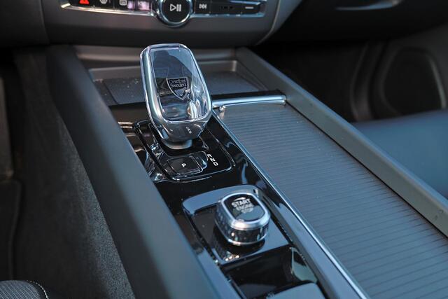 Volvo XC60 T6 Recharge AWD Ultra Black Edition - Panorama/schuifdak - IntelliSafe Assist & Surround - 360º Camera - Harman/Kardon audio - Adaptieve LED koplampen - Verwarmde voorstoelen, stuur & achterbank - Parkeersensoren voor & achter - Elektr. bedienb. voorstoel