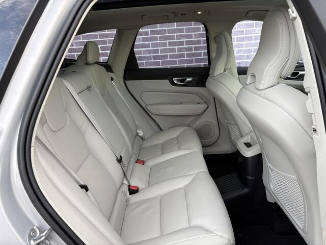 Volvo XC60 2.0 T6 Plug-in hybrid AWD Ultimate Bright | Long range | Trekhaak | Adaptive cruise control | Head-up display | Harman/Kardon audio | Dode hoek detectie BLIS | Stoelverwarming voor + achter | Stuurverwarming | Elektrische stoelverstelling |