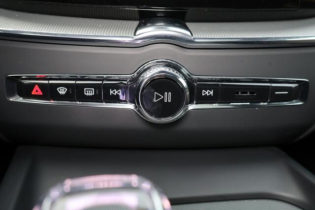 Volvo XC60 T8 Recharge AWD Ultra Black Edition - Luchtvering - Panorama/schuifdak - IntelliSafe Assist & Surround - 360º Camera - Harman/Kardon audio - Adaptieve LED koplampen - Verwarmde voorstoelen, stuur & achterbank - Parkeersensoren voor & achter - Elektr. bedi