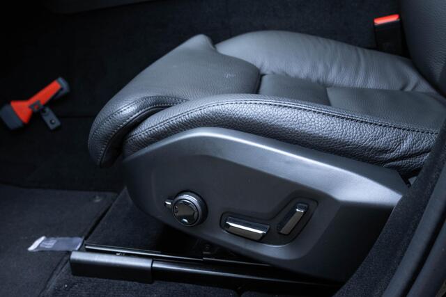 Volvo XC60 2.0 T6 Plug-in hybrid AWD Plus Dark Premium Audio by Harman en Kardon| Panoramadak| Semi Electrische Trekhaak| Lederen Interieur| Adaptieve Cruise Control| Blind Spot| Interieur Voorverwarming| Keyless Entry.