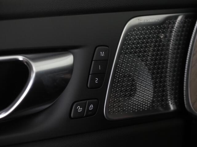 Volvo XC60 2.0 T6 Plug-in hybrid AWD Ultra Dark ''facelift'' | Luchtvering | Bowers & Wilkins | Masage Stoelen | Stoelventilatie | Voorstoelen En Achterstoelen Verwarmd | Trekhaak (elektrisch uitklapbaar)