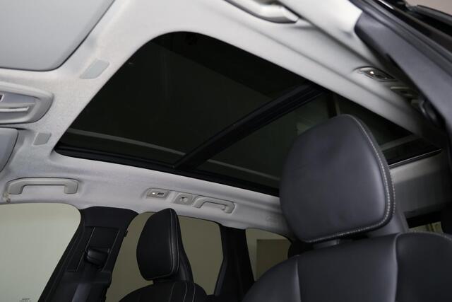 Volvo XC60 T6 Recharge AWD Ultra Bright - Luchtvering - Panorama/schuifdak - IntelliSafe Assist & Surround - 360º Camera - Adaptieve LED koplampen - Verwarmde voorstoelen, stuur & achterbank - Parkeersensoren voor & achter - Elektr. bedienb. voorstoelen met geheugen