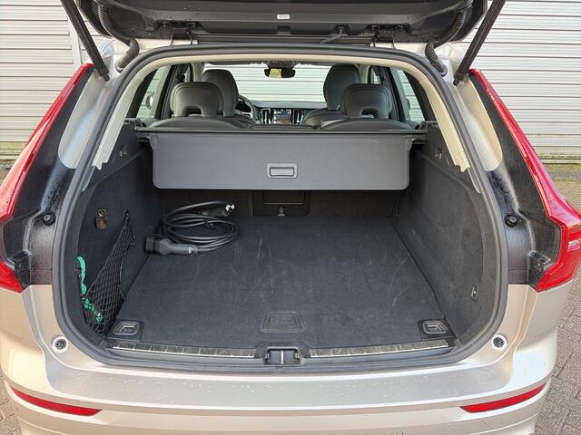 Volvo XC60 2.0 T6 Plug-in hybrid AWD Plus Dark / Panoramadak / elektr. stoelen met geheugen / trekhaak /