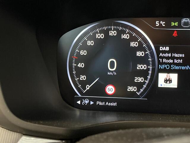 Volvo XC60 2.0 T8 Twin Engine AWD R-Design | Adaptieve Cruise Control | Luchtvering | Trekhaak | 21" Velgen | Panorama dak | Elektrische achterklep | Stoelverwarming | Adaptieve koplampen |