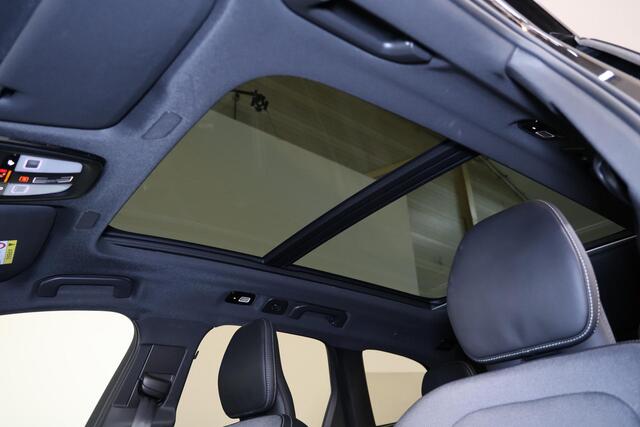 Volvo XC60 T8 Recharge AWD Ultra Black Edition - Luchtvering - Panorama/schuifdak - 360º Camera - Bowers & Wilkins audio - Adaptieve LED koplampen - Verwarmde voorstoelen, stuur & achterbank - Parkeersensoren voor & achter - Elektr. bedienb. voorstoelen met geheugen