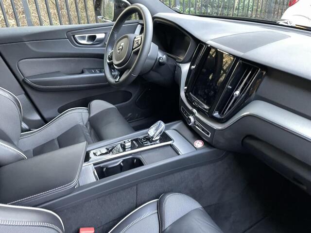 Volvo XC60 2.0 T6 Plug-in hybrid AWD Plus Black Edition | Adaptieve Cruise Control | Donker Glas | Panoramadak | Stoel en Stuurverwarming | Dodehoek Detectie | 21" |