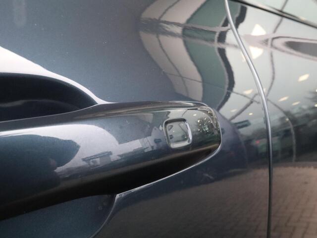 Volvo XC60 2.0 T6 Plug-in hybrid AWD Plus Dark | 360-camera | Schuif/kantel dak | Trekhaak |