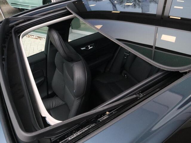 Volvo XC60 2.0 T6 Plug-in hybrid AWD Plus Dark | 360-camera | Schuif/kantel dak | Trekhaak |