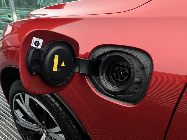 Volvo XC60 2.0 T8 Plug-in hybrid AWD Ultra Dark PHEV, Automaat, Luchtvering, Bowers & Wilkins audio, Trekhaak semi elektrisch, Panoramadak, 21 inch wielen, Stoel- en stuurverwarming, Gelaagde zijruiten, Extra getinte ramen