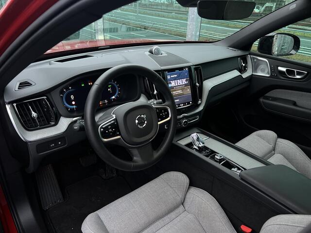 Volvo XC60 2.0 T8 Plug-in hybrid AWD Ultra Dark PHEV, Automaat, Luchtvering, Bowers & Wilkins audio, Trekhaak semi elektrisch, Panoramadak, 21 inch wielen, Stoel- en stuurverwarming, Gelaagde zijruiten, Extra getinte ramen