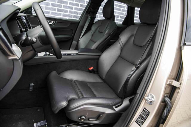 Volvo XC60 2.0 T6 Plug-in hybrid AWD Plus Dark | 360 Camera | Schuif-/Kanteldak | Stoel-/Stuurverwarming | Adaptieve Cruise Control | Trekhaak |