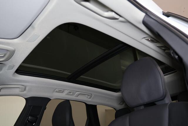 Volvo XC60 T6 Recharge AWD Plus Bright - Panorama/schuifdak - IntelliSafe Assist & Surround - Harman/Kardon audio - Adaptieve LED koplampen - Parkeercamera achter - Verwarmde voorstoelen, stuur & achterbank - Parkeersensoren voor & achter - Elektr. bedienb. voorstoe