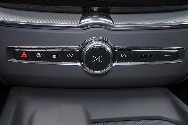 Volvo XC60 T6 Recharge AWD Plus Bright - Panorama/schuifdak - IntelliSafe Assist & Surround - Harman/Kardon audio - Adaptieve LED koplampen - Parkeercamera achter - Verwarmde voorstoelen, stuur & achterbank - Parkeersensoren voor & achter - Elektr. bedienb. voorstoe