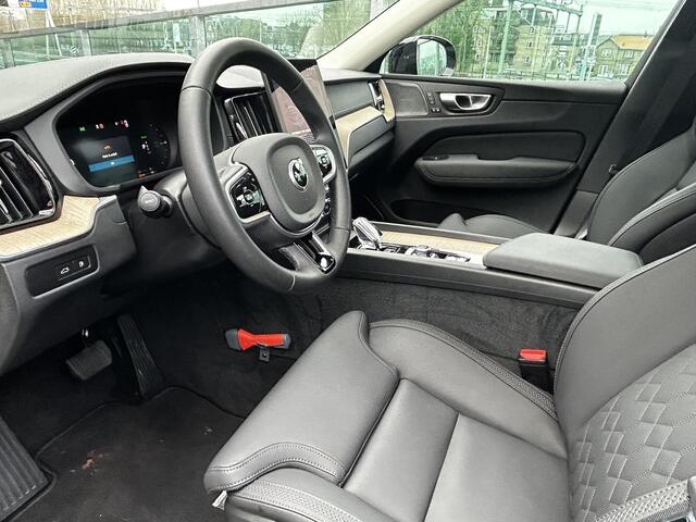 Volvo XC60 2.0 T6 Plug-in hybrid AWD Ultra Dark 360gr. Parkeer camera, Harman-Kardon Premium audio, Full led, Verwarmde stoelen 4X + stuur, Trekhaak semi elektrisch, Head-up display.