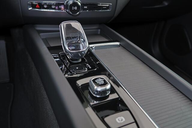 Volvo XC60 T8 Recharge AWD Ultra Black Edition - Panorama/schuifdak - IntelliSafe Assist & Surround - 360º Camera - Harman/Kardon audio - Adaptieve LED koplampen - Verwarmde voorstoelen, stuur & achterbank - Parkeersensoren voor & achter - Elektr. bedienb. voorstoel