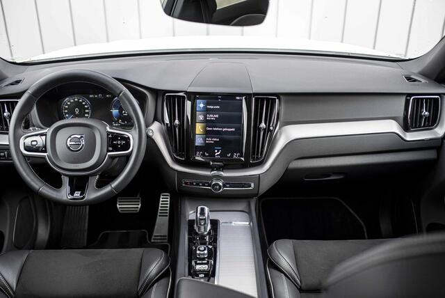 Volvo XC60 T8 Twin Engine AWD R-Design | 360 Camera | Trekhaak | elektrisch bedienbaar panorama dak | Adapt. cruise | Elektr bed stoelen + geheugen | Adapt LED verlichting | Stoel-stuur-achterbankverw | BLIS | Apple car play/Android auto |