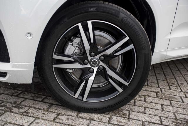 Volvo XC60 T8 Twin Engine AWD R-Design | 360 Camera | Trekhaak | elektrisch bedienbaar panorama dak | Adapt. cruise | Elektr bed stoelen + geheugen | Adapt LED verlichting | Stoel-stuur-achterbankverw | BLIS | Apple car play/Android auto |