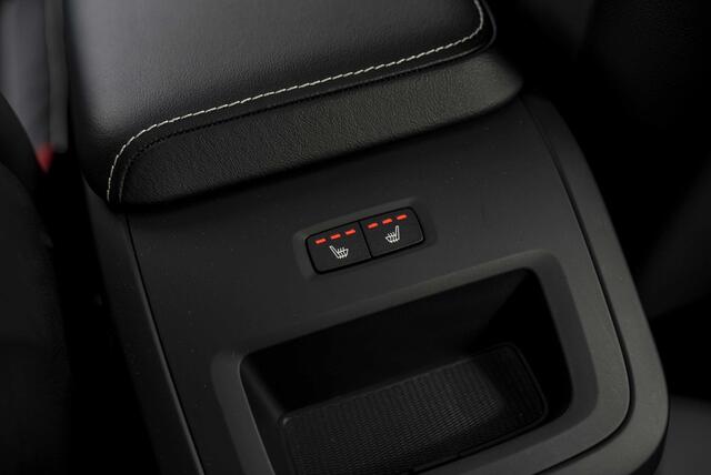 Volvo XC60 T8 Twin Engine AWD R-Design | 360 Camera | Trekhaak | elektrisch bedienbaar panorama dak | Adapt. cruise | Elektr bed stoelen + geheugen | Adapt LED verlichting | Stoel-stuur-achterbankverw | BLIS | Apple car play/Android auto |