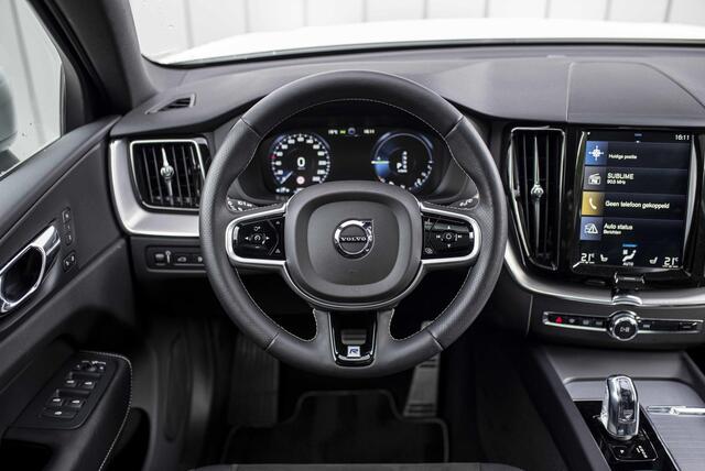 Volvo XC60 T8 Twin Engine AWD R-Design | 360 Camera | Trekhaak | elektrisch bedienbaar panorama dak | Adapt. cruise | Elektr bed stoelen + geheugen | Adapt LED verlichting | Stoel-stuur-achterbankverw | BLIS | Apple car play/Android auto |