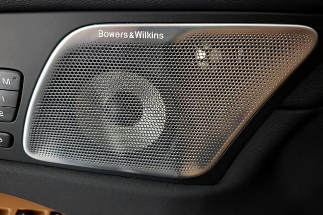 Volvo XC60 2.0 T8 AWD Recharge 335kW/456pk Aut8 Ultimate Bright LUCHTVERING + BOWERS&WILKINS + PANORAMADAK + PILOT ASSIST + ADAPT.CRUISE + EL.TREKHAAK + STOELMASSAGE + STOELVERWARMING&-VENTILATIE + 360 CAMERA + KEYLESS + PARKSENSOREN + 19" LM-VELGEN!!