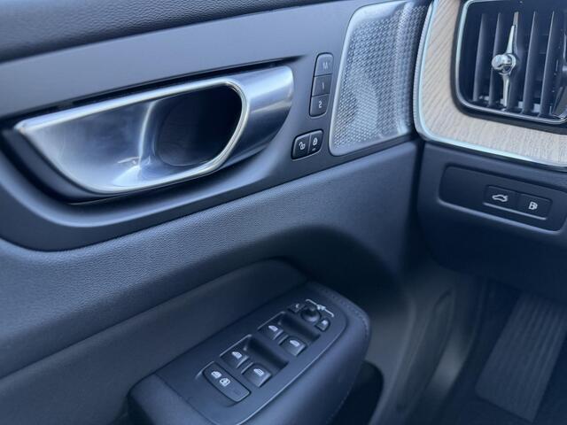 Volvo XC60 2.0 T8 Plug-in hybrid AWD Ultra Bright 455pk l Trekhaak l Pano l stoel koeling/verwarming