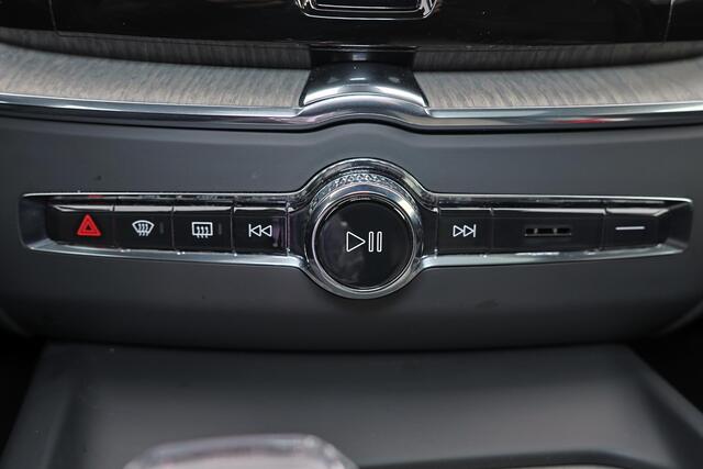 Volvo XC60 T8 Recharge AWD Ultimate Dark - Luchtvering - Panorama/schuifdak - IntelliSafe Assist & Surround - 360º Camera - Bowers & Wilkins audio - Verwarmde voorstoelen, stuur & achterbank - Parkeersensoren voor & achter - Elektr. bedienb. voorstoelen met geheugen